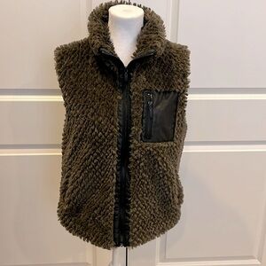 Collection b SZ M dk taupe faux fur w/black faux leather trim zip up vest cute
